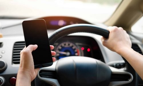 Motorists risk their lives with Mobile And smartphones