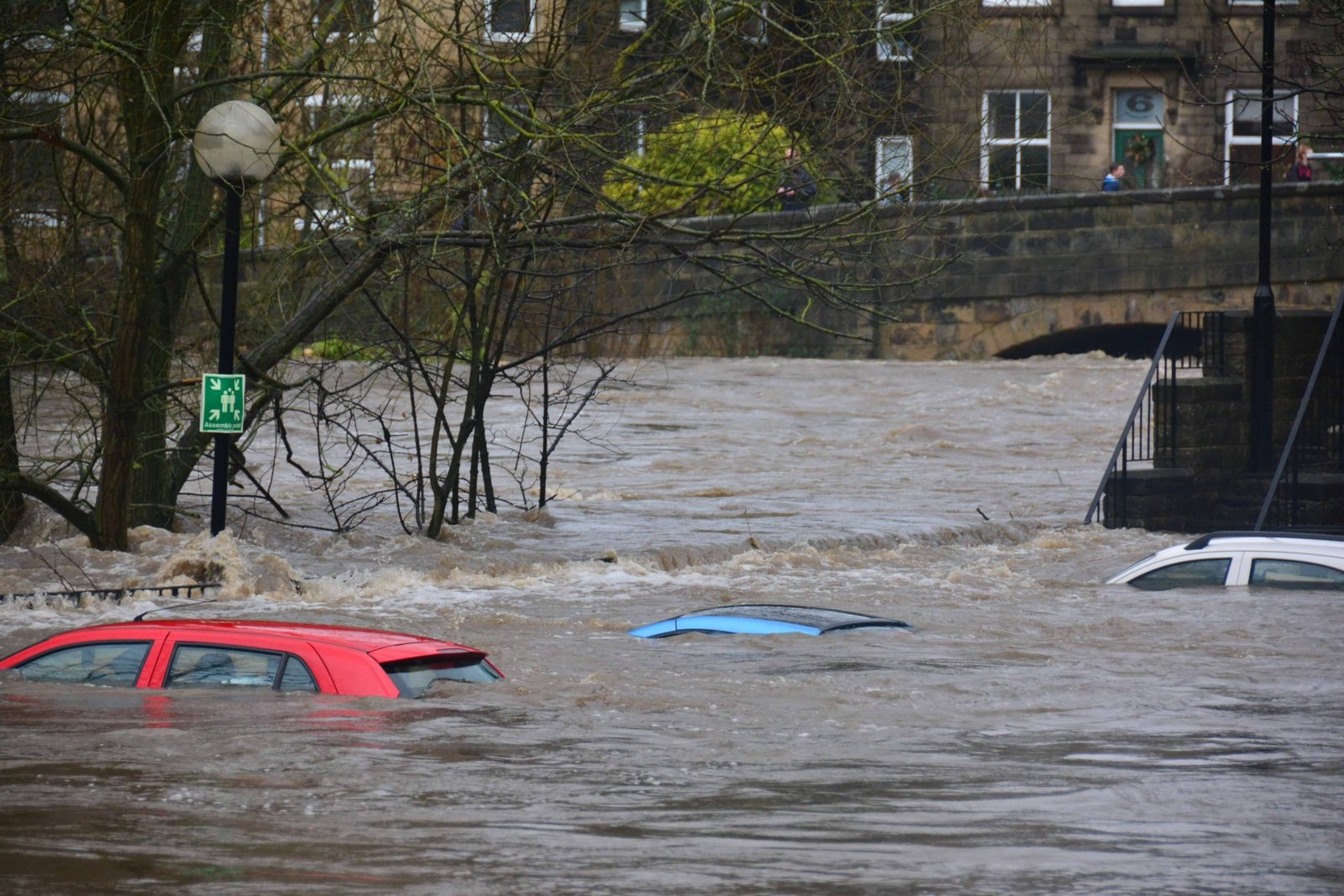 You are currently viewing Top 6 Tips to Drive Safely Through Floods